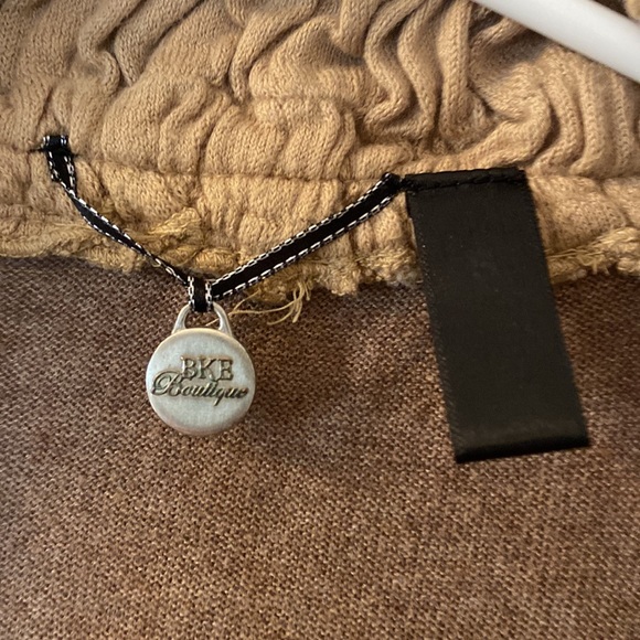 BKE Boutique fun print cardigan size is worn off but fits like a medium - Picture 3 of 5